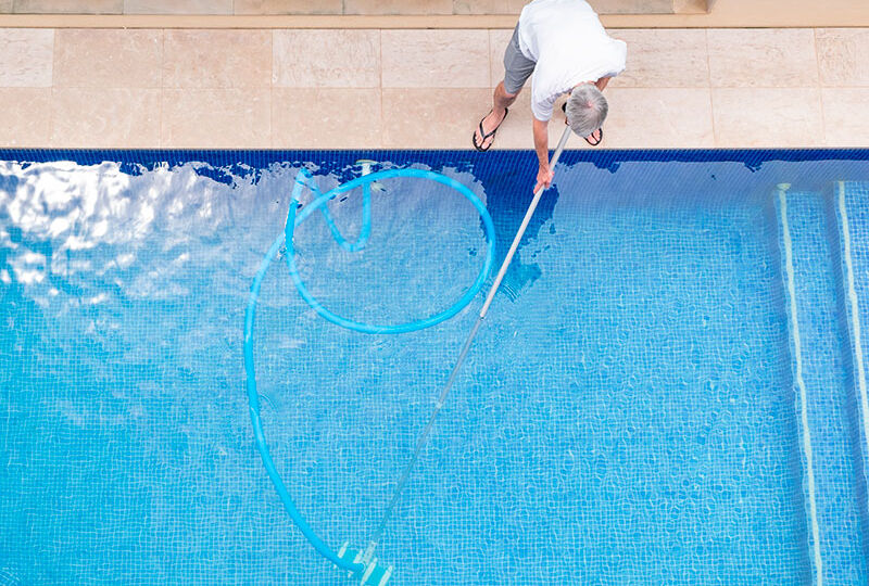 Cuándo necesitas un profesional para arreglar una fuga en la piscina