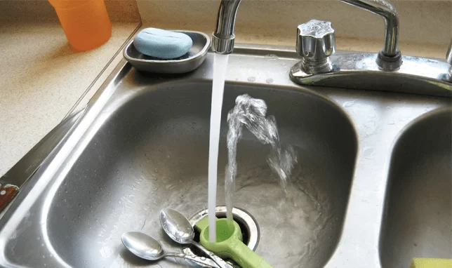 Cómo evitar atascos en desagües con trucos sencillos