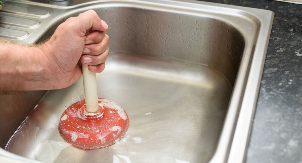 Cómo evitar atascos en fregaderos y desagües con trucos sencillos