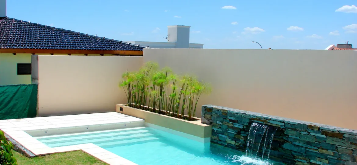 Por qué una piscina de diseño cambia una vivienda